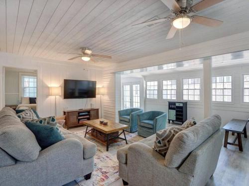 Tybee Island House | 4 Minute Walk To North Beach! Classic Cottage!