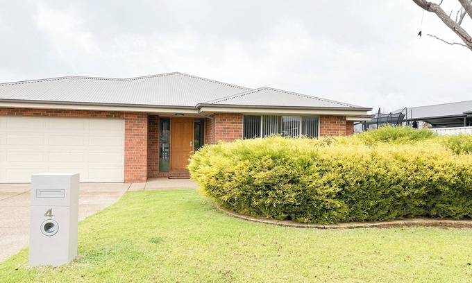 Estella House | 4 Pinnacle Place, Estella