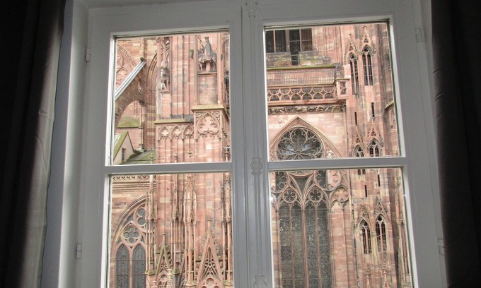 Historic Center Apartment | 4 Rooms furnished 85m2 Place de la Cathédrale Downtown Strasbourg - Fiber
