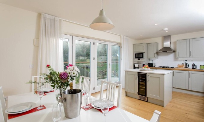 Yarmouth House | 4 Salterns-3 Bath-Nr Yarmouth-Nr Beach-Sleeps 8