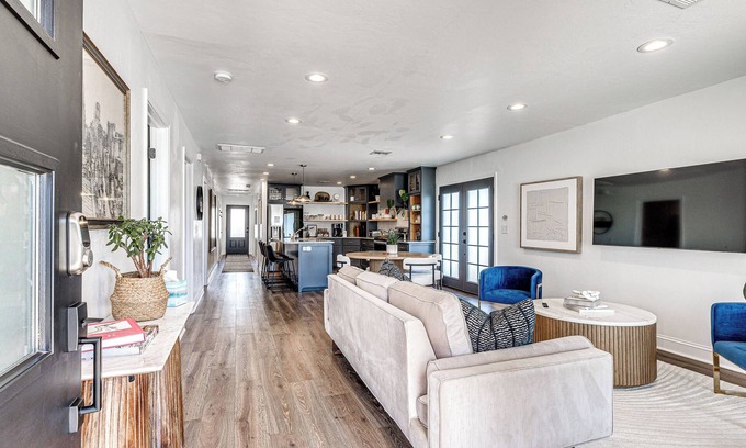 Central Oklahoma City House | 4 sumptuous bedrooms · 2 full baths · S. Downtown OKC park view · Pet-friendly