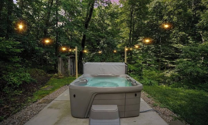 South Bloomingville Cabin | 40 Acres, PrivateTrails, Hot Tub, 100+ 5* Reviews!