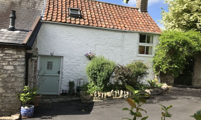 Wells Cottage | 400 year old cottage near Wells, Cheddar and Glastonbury. Dog and child friendly