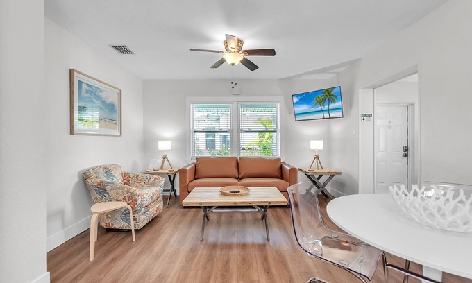 Treasure Island Condo | 🌴400ft to the BEACH☀Shared/Heated Pool🐬Bungalows #6🌞BBQ Grills🐶Dogs Welcome!