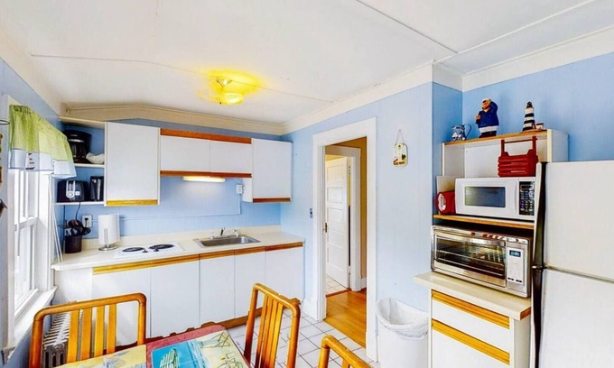 Old Orchard Beach Apartment | 40B. Cozy 2 bedroom unit with views of the ocean!