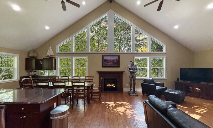 North Conway House | 42-1 Locust Lane | Sleeps 21, Pool, Hot Tub, Views