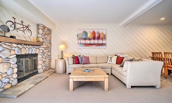 Elkhorn Village House | 4311 Fairway 9