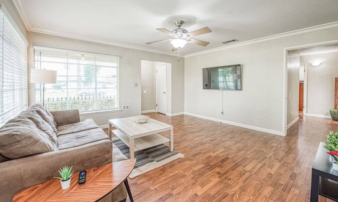 Raisin House | 4689 E Cambridge House · Fresno Airport Wonderfull Home King Bed, deep bath