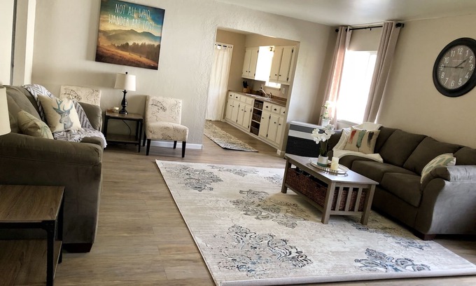 Dunsmuir House | 4BD/1BA Large Remodeled Home 50 Yards to River!