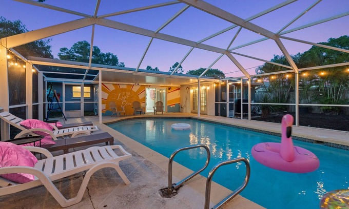 Clearwater House | 4bd/2br Tiki Bar, King bed, & Pool. amenities galore!n