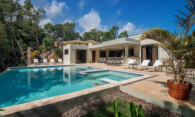 La Mulata Villa | 4BD villa in gated complex, private pool, WiFi/cable TV/BBQ, guest-friendly