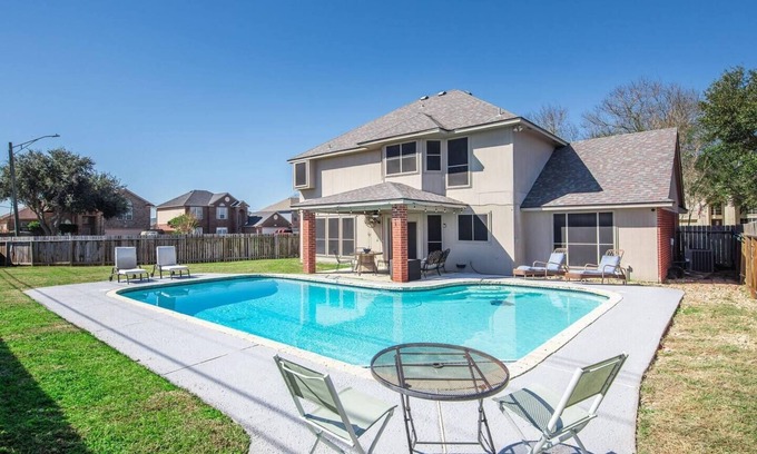 South Side House | 4BDR+PrivatePool+Game Room+BBQ+FirePit+Fits12