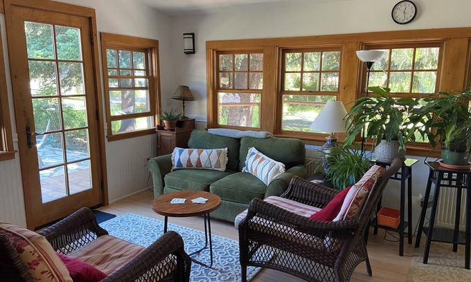 Moose Wilson Road House | 4bdrm 3ba Ski House sleeps 8 comfortably. On the Village Road to JHMR.