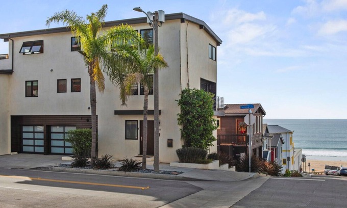 The Strand House | 4BR 3.5BA Manhattan Bch Hm, Pano White Water Ocean & Sunset Vus Steps to Strand