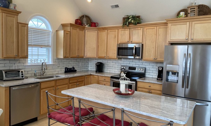 North End House | 4BR - 3 Bath/9th & Central