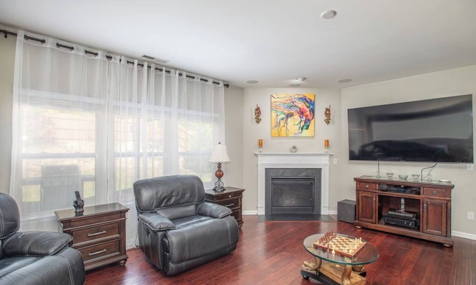 Durham House | 4BR/3BA, 3600 SF, Luxury Home in RTP - 10 Mins to RDU and Near Duke and UNC