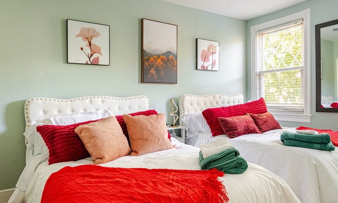 Near Northeast House | 4BR/4BA Beautiful and Large House in DC! 1 Mile from Capitol Hill!