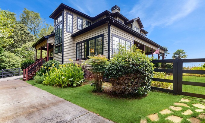 Talking Rock Cabin | 4BR and 2.5BA cottage w/porch, access to shared infinity pool & hot tub