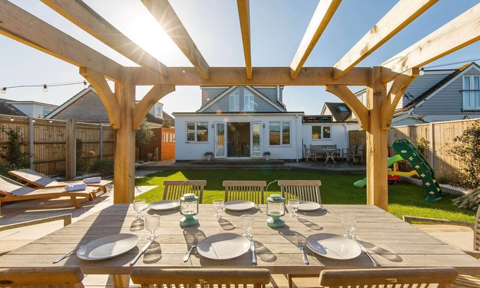 East Wittering House | 4BR Beach House sleeps 10 - 5 mins walk to the Sea