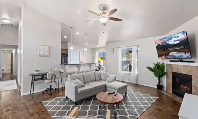 Twin Falls House | 4BR Canyonview Getaway -Projector