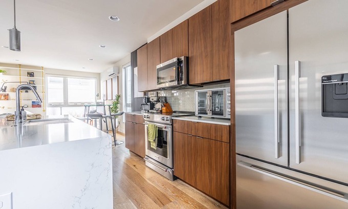Eastlake House | 4BR Eastlake Townhouse w/Spectacular View Amazing Roofdeck