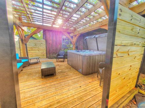 Gatlinburg - Pigeon Forge House | 4BR Family Lodge in Gatlinburg with Hot Tub