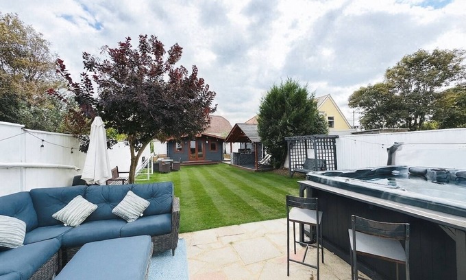 Southbourne House | 4BR - Hot Tub - BBQ - Garden -Beach-Cinema-Parking