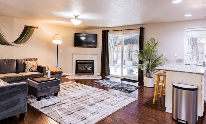 Vancouver House | 4BR-Hot tub w/Indoor fireplace+BBQ-Outdoor dining-Waterfront park+W/D-300+MBWifi