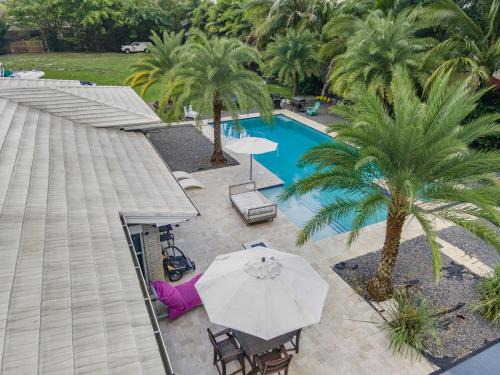 Pompano Beach House | 4BR Jacuzzi, Heated Pool and Full-Size Ball Courts
