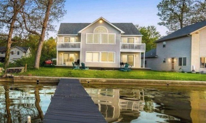 North Webster House | 4BR Lakefront · Pier · Game Room · Sleeps 16