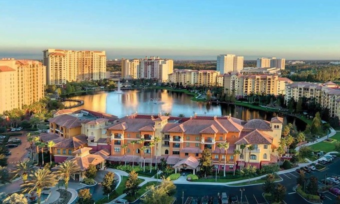 Lake Buena Vista Condo | 4br Presidential Condo w/Disney & Theme Park Fun!