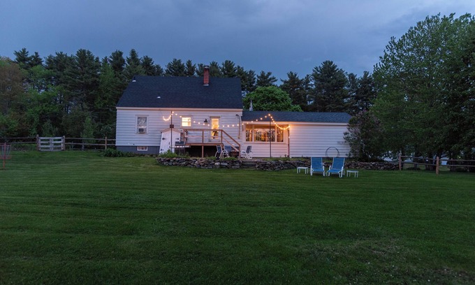 Laconia House | 4BR Retreat — 10m to Lake Winnie-Gunstock — 85" TV