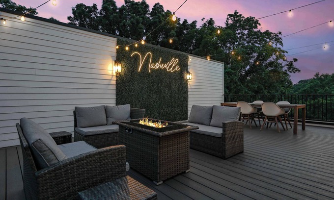 Maynor Place House | 4BR Rooftop Stay for 12 w/Fire Pit, Near Broadway!