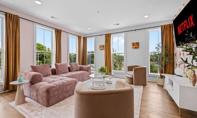 Talbot's Corner Apartment | 4BR Sleeps 14 | Makeup Room + Rooftop!