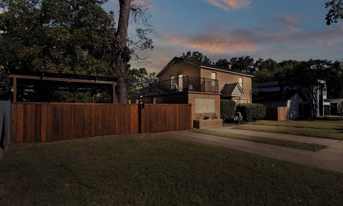 Dallas House | 4BR3BA Historic Home & Retreat Center near DtownDallas FairPk ConvCtr DEllum AAC