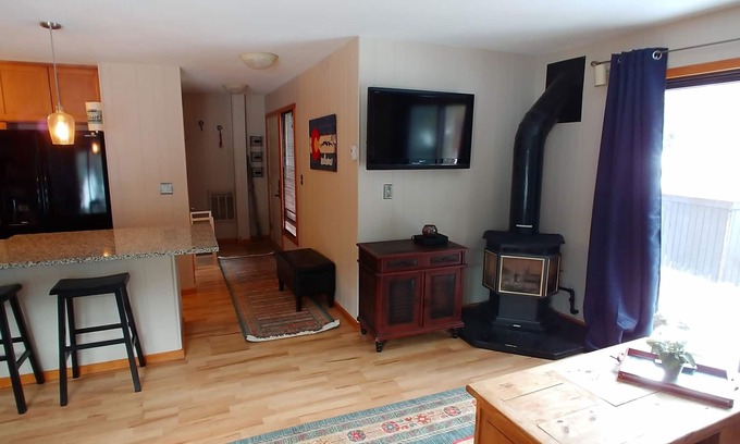 Mountain House Condo | 4Min WALK to Lift! Near Both Bases, Fireplace, Deck, Indoor Pool, Outdoor HotTub