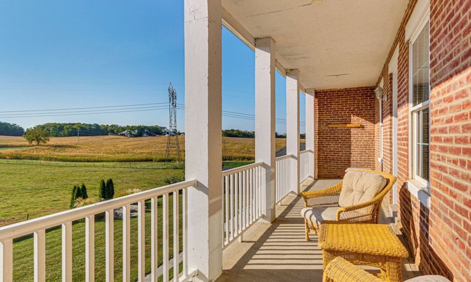 Boonsboro House | 5,000 Sq Ft Antebellum Farmhouse 3 Mi to Antietam!