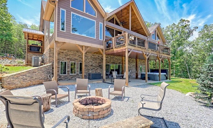 Sautee Nacoochee Cabin | 5 ALL KING BRs- Luxury, Infrared Sauna, Chef, 10+ Acres -Quiet, 3 miles to Helen