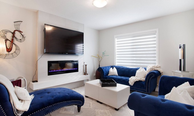Northwest Calgary House | 5 Bd Luxury Family-Friendly Home