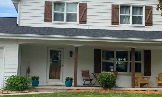 Allouez House | 5 Bdrm Beautiful Home in Safe Neighborhood 7 minute drive to Lambeau