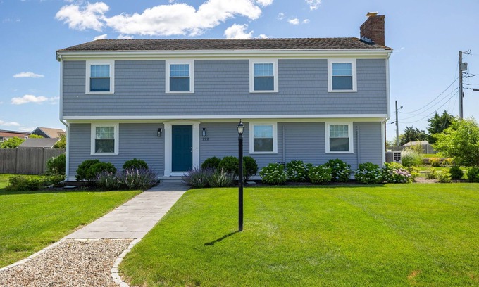 South Yarmouth House | 5 bed, 2.5 bath home, 5 minute walk to the beach