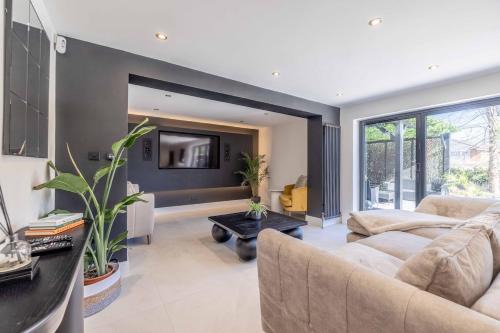 Datchet House | 5 Bed Home Near Windsor with Garden, Parking