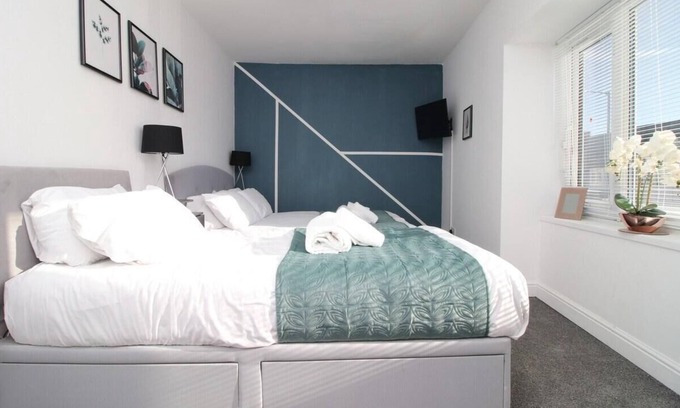 Castle Apartment | 5 Bed House - Sleeps 16 - Parking - Wifi