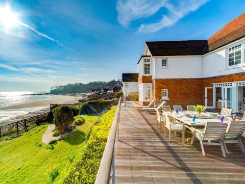 Seaview House | 5 Bed in Seaview 93445