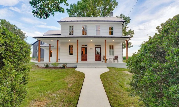 Conestoga House | 5 Bed Room with Hot tub, Fire pit & Pickle Ball Court