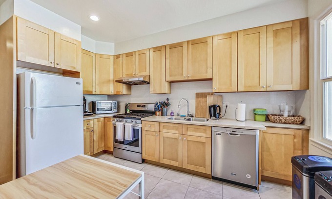 South of Market Condo | 5 bedrm & 3 bath in Centrally located house in SF's SOMA district walking distance to Civic Center