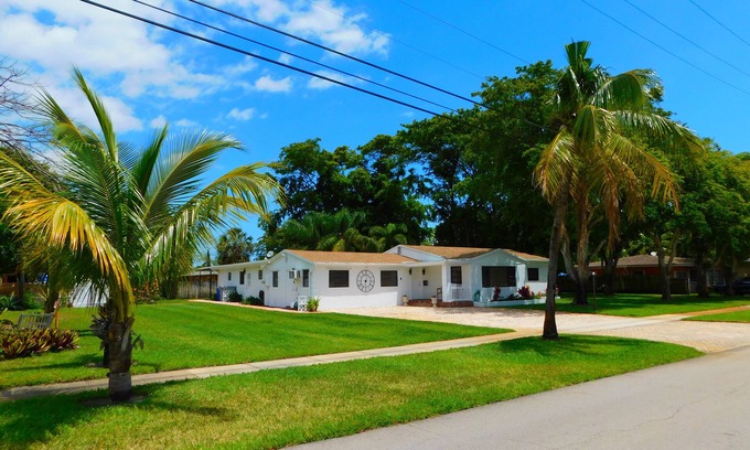Pompano Beach House | 5 bedroom, 10 beds, 4.5 baths, Huge Property, 3 patios, Across park, Volleyball