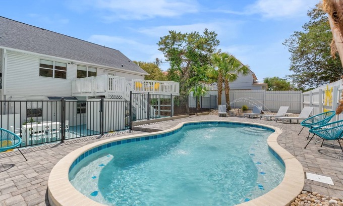 Crescent Beach Apartment | 5 bedroom-2 and a half bathroom Apartment