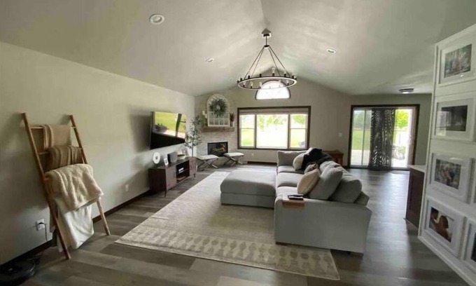 Oshkosh House | 5 bedroom/4 bath spacious EAA event home