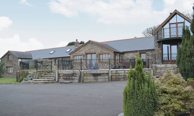 Saint Clears Cottage | 5 bedroom accommodation in St Clears, near Laugharne